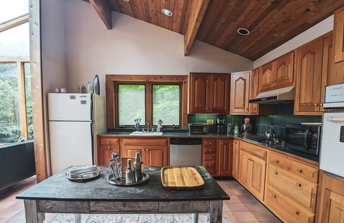 New Kingston Chalet De Esquí | Chalet moderno con bañera de hidromasaje, sauna, sala de juegos y estanque de natación.