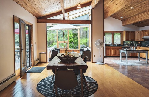 New Kingston Chalet De Esquí | Chalet moderno con bañera de hidromasaje, sauna, sala de juegos y estanque de natación.
