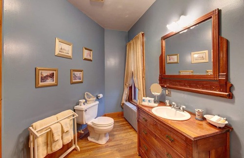 Margaretville Cama Y Desayuno | Catskill Victorian Inn with spectacular mouuntain views, fireplace, and hot tub