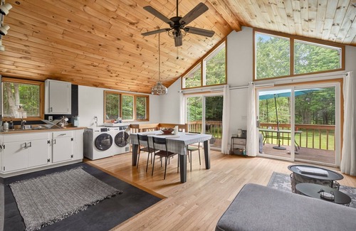Prattsville Cabina | Catskills Cabin Retreat: Wood Fired Hot Tub, Firepit & 7 Private Acres