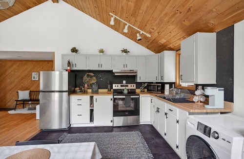 Prattsville Cabina | Catskills Cabin Retreat: Wood Fired Hot Tub, Firepit & 7 Private Acres