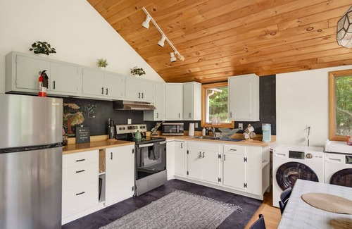 Prattsville Cabina | Catskills Cabin Retreat: Wood Fired Hot Tub, Firepit & 7 Private Acres