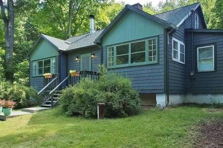 Shandaken Casa | Catskills Cabin with Hot Tub near Skiing
