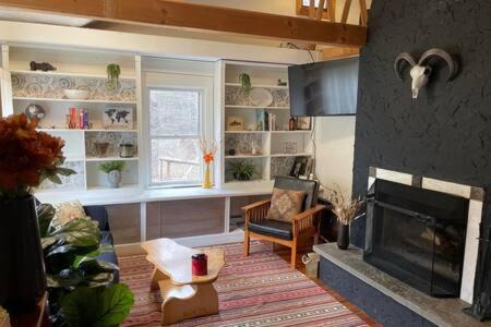 Shandaken Casa | Catskills Cabin with Hot Tub near Skiing