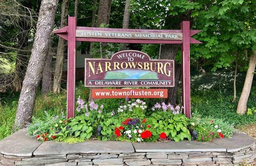 Narrowsburg Casa | Catskills Delaware River Modern Colonial Getaway