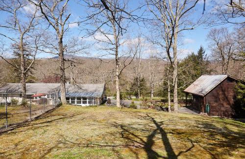 Saugerties Casa | Catskills Retro Retreat- Upstate Home W Hot Tub