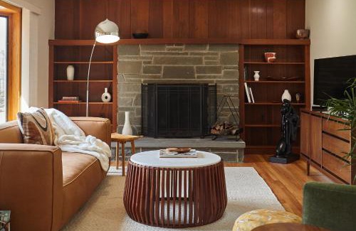 Saugerties Casa | Catskills Retro Retreat- Upstate Home W Hot Tub
