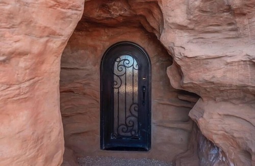 Fredonia Cabina | Cave Dwellers- Zions' Only Hand-Sculpted Cave