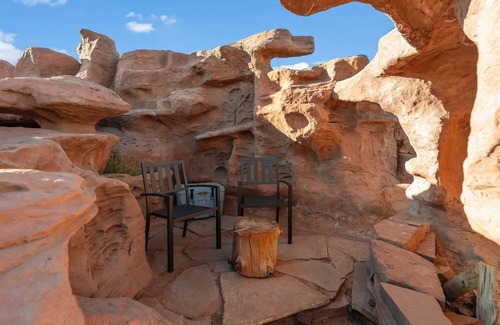 Fredonia Cabina | Cave Dwellers- Zions' Only Hand-Sculpted Cave