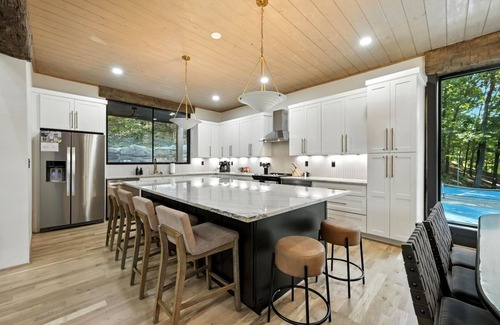 Broken Bow Cabina | Cave Room, Waterfall, Pickleball, Poker Table, Pool Table