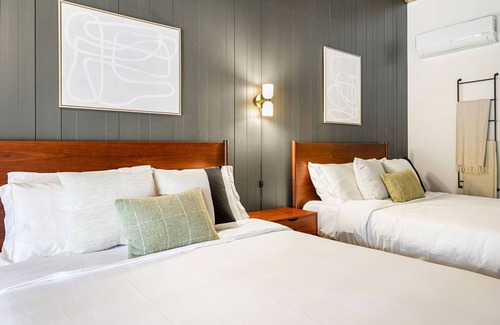 Dunsmuir Hotel | Cave Springs Resort Hotel Room 10 (Visit Mt Shasta)