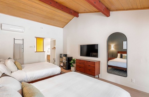 Dunsmuir Hotel | Cave Springs Resort Hotel Room 10 (Visit Mt Shasta)