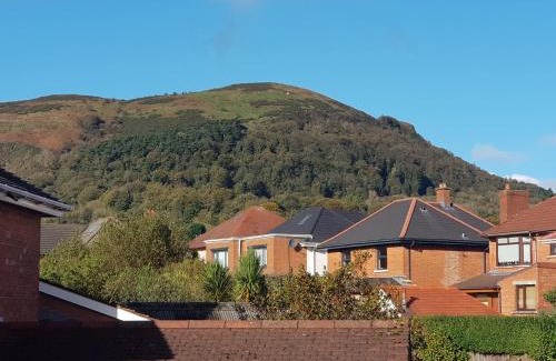 Belfast Casa | Cavehill View - Elegant 4-bedroom detached house in great location with free parking