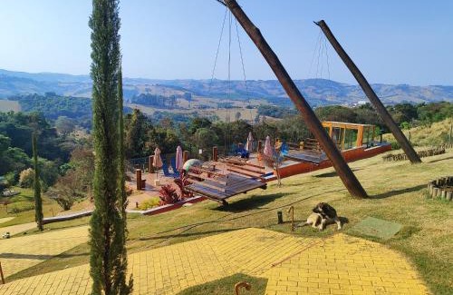 Bueno Brandao Casa | Caverna dos Dinossauros, Vila Mágica