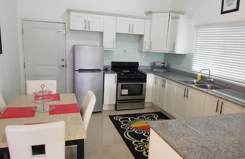 Kingston Apartamento | Caymanas estate 24/7 security