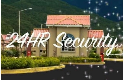 Kingston Apartamento | Caymanas estate 24/7 security