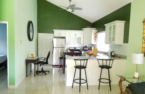 Kingston Casa | Caymanas Estates Villa Bnb!