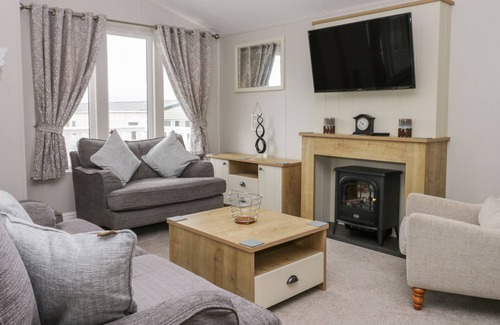 Cayton Bay Cabina | Charming lodge located on Cayton Bay Holiday Park