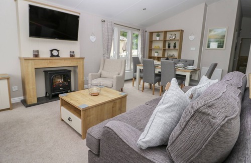 Cayton Bay Cabina | Charming lodge located on Cayton Bay Holiday Park