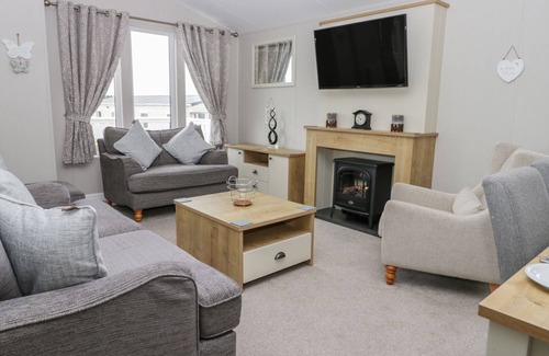 Cayton Bay Cabina | Charming lodge located on Cayton Bay Holiday Park