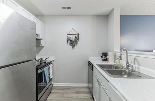 Westover Apartamento | CB 3516-202 Modern Fayetteville Charm