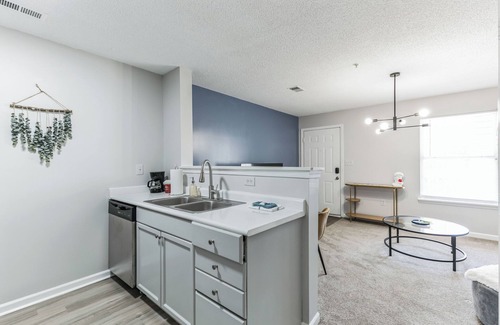 Westover Apartamento | CB 3516-202 Modern Fayetteville Charm