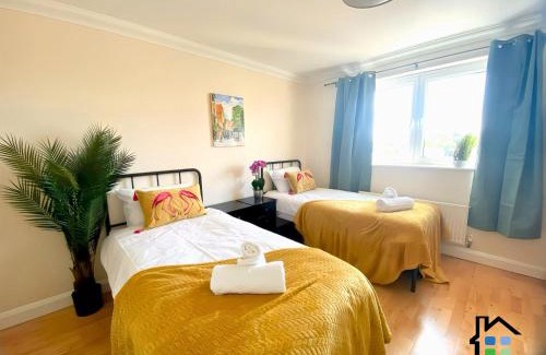 Cambridge Apartamento | CB Stays - 2 Bedroom & 2 Toilet Flat - Near Mills Road and Train Station with Parking
