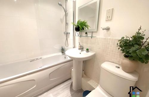 Cambridge Apartamento | CB Stays - 2 Bedroom & 2 Toilet Flat - Near Mills Road and Train Station with Parking