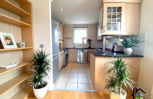 Cambridge Apartamento | CB Stays - 2 Bedroom & 2 Toilet Flat - Near Mills Road and Train Station with Parking