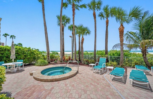 Sand Key Condominio | CBC 2-17F –Beachfront Bliss with Gulf Views!