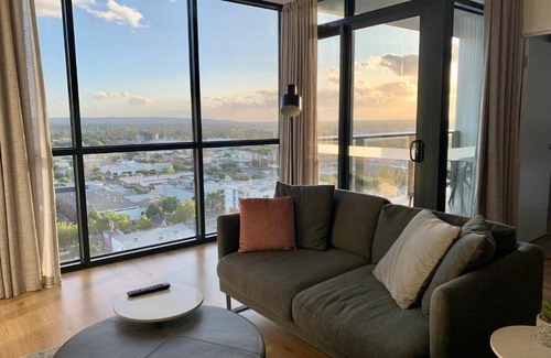 Adelaide Central Business District Apartamento | CBD Stunning High Floor View - FREE Parking FREE Netflix FREE Gym FREE Pool FREE Sauna FREE Coffee