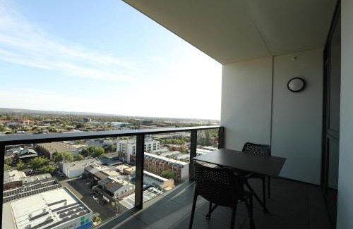 Adelaide Central Business District Apartamento | CBD Stunning High Floor View - FREE Parking FREE Netflix FREE Gym FREE Pool FREE Sauna FREE Coffee
