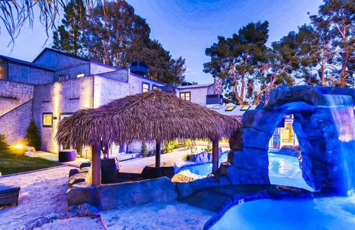 Spring Valley Villa | ¡Casa espaciosa de 9DB / 8BA con piscina estilo centro turístico!