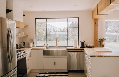Picton Casa | CC’s Cottage: Indoor Pool and Close to Sandbanks