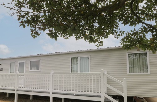 Cayton Bay Cabina | CEDAR 1, pet friendly, country holiday cottage, with pool in Cayton