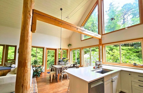 Tofino Casa | Cedar and Salt - Hot tub | Sauna |Wood Stove | EV Charger