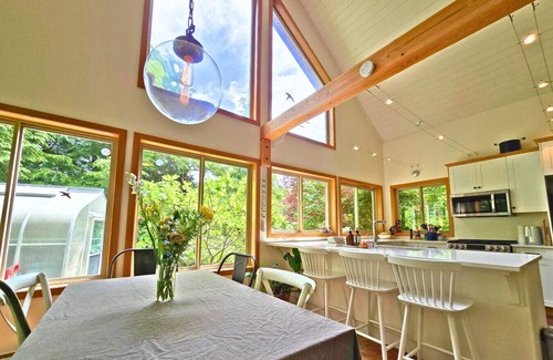 Tofino Casa | Cedar and Salt - Hot tub | Sauna |Wood Stove | EV Charger
