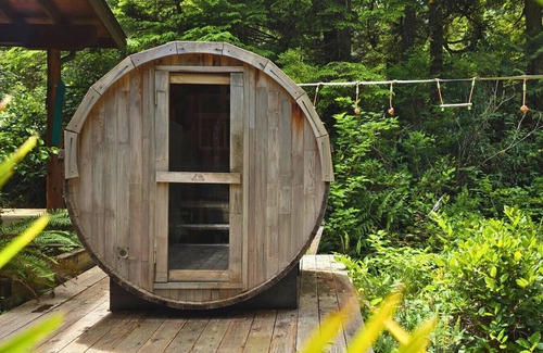 Tofino Casa | Cedar and Salt - Hot tub | Sauna |Wood Stove | EV Charger