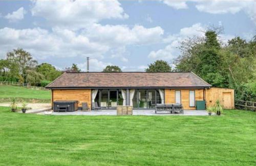 Bromsgrove Casa | Cedar Barn Getaway 3 Bed Sleeps 6 Parking