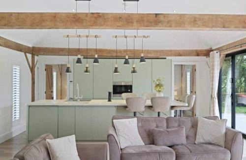 Bromsgrove Casa | Cedar Barn Getaway 3 Bed Sleeps 6 Parking