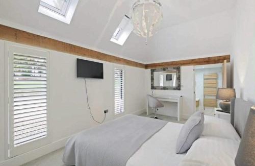 Bromsgrove Casa | Cedar Barn Getaway 3 Bed Sleeps 6 Parking
