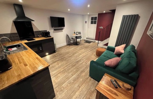 Nantwich Casa | Cedar Barn - Nantwich with Hot Tub