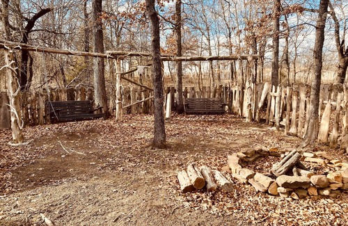Henryetta Cabina | Cedar Bluff - Lemurs & Zebras, Private Hot Tub, Pet-Friendly