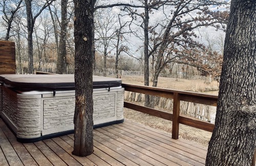 Henryetta Cabina | Cedar Bluff - Lemurs & Zebras, Private Hot Tub, Pet-Friendly