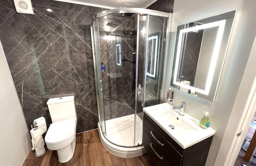 Storwood Cabina | Cedar Boutique Lodge-dog, Fishing and Spa Access
