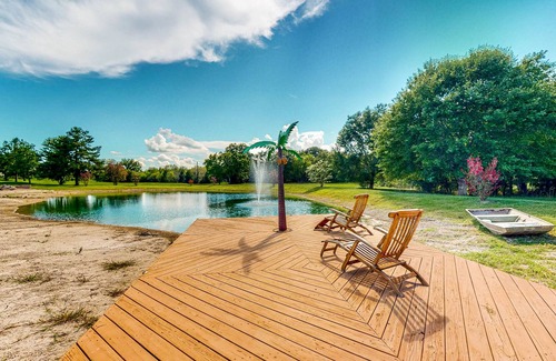 Waller Cabina | Cedar Cabin with Pretty Pond, Beach, Swimming Deck & Tropical Hut/Bar