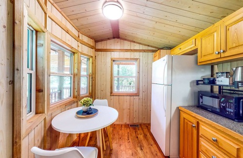 Waller Cabina | Cedar Cabin with Pretty Pond, Beach, Swimming Deck & Tropical Hut/Bar