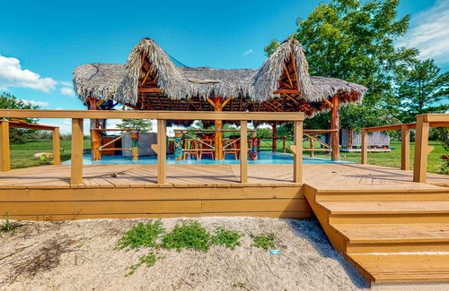 Waller Cabina | Cedar Cabin with Pretty Pond, Beach, Swimming Deck & Tropical Hut/Bar
