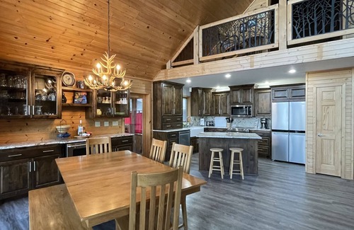 Webster Chalet De Esquí | Cedar Chalet estilo lago casa en el lago del diablo