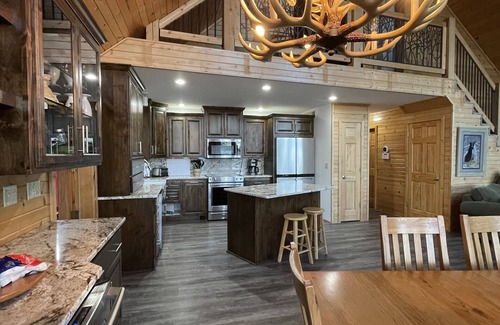 Webster Chalet De Esquí | Cedar Chalet estilo lago casa en el lago del diablo